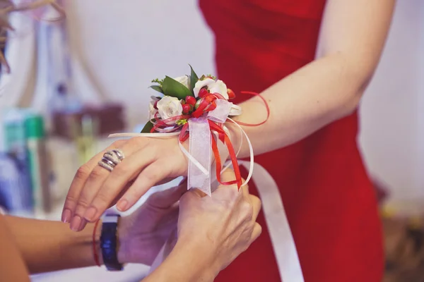 Dama de honor, ramo de bodas, vestido rojo —  Fotos de Stock