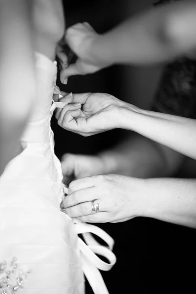 Día de la boda, momento emocionante, vestido blanco —  Fotos de Stock