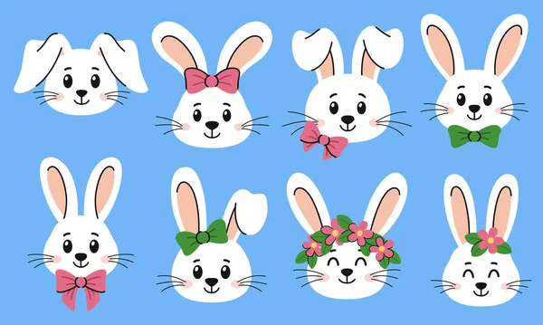 Fiyonklu ve çiçekli şirin tavşan suratlar. Karikatür Paskalya tavşanı kafaları. Paskalya ve diğer tasarımlar için tavşanlar. Düz vektör çizimi. Mavi arkaplan.