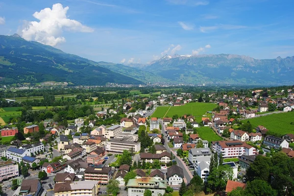 Vista sobre Vaduz, Liechtenstein desde el castillo . — Foto de Stock