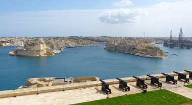 Üst Barrakka bahçeleri Valletta görünümünden.