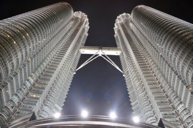 Petronas Kuleleri görünümünü geceleri.