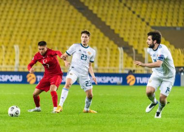 İstanbul, Türkiye - 15 Kasım 2020. Türkiye milli futbol takımı sağ kanat oyuncusu Cengiz Under, İstanbul 'da oynanan UEFA Milletler Ligi karşılaşmasında Rus futbolcular Daler Kuzyaev ve Georgi Ceiya' ya karşı oynadı (3-2)..