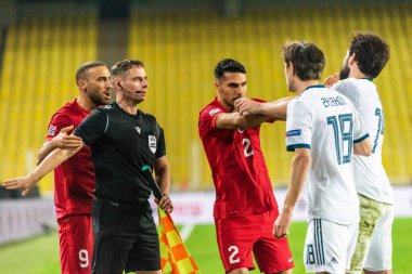 İstanbul, Türkiye - 15 Kasım 2020. UEFA Uluslar Ligi karşılaşmasında Rus oyuncular Yury Zhirkov ve Georgi Dzhikiya ile Türk oyuncular Cenk Tosun ve Zeki Çelik arasında İstanbul 'da oynanan Türkiye-Rusya maçında bir çatışma sahnesi (3-2).