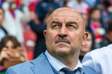 Moskova, Rusya - 21 Haziran 2017. Rusya milli futbol takımı teknik direktörü Stanislav Cherchesov FIFA Konfederasyon Kupası 2017 maçında Rusya-Portekiz karşılaşmasında.