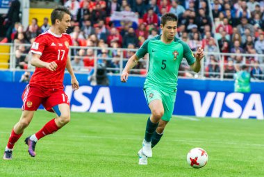 Moskova, Rusya - 21 Haziran 2017. Portekiz milli futbol takımının sol bek oyuncusu Raphael Guerreiro ve Rusya orta saha oyuncusu Aleksandr Golovin, 2017 FIFA Konfederasyon Kupası 'nda Rusya-Portekiz maçında.