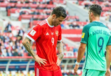 Moskova, Rusya - 21 Haziran 2017. Rusya milli futbol takımı forveti Fedor Smolov ve Portekiz milli takımı oyuncusu Andre Silva, FIFA Konfederasyon Kupası 2017 maçında Rusya-Portekiz karşılaşmasında.