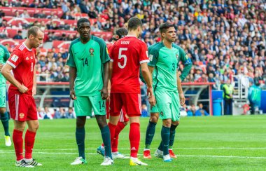 Moskova, Rusya - 21 Haziran 2017. FIFA Konfederasyonlar Kupası 2017 'de Rusya ile Portekiz arasında oynanan maçta Denis Glushakov, William Carvalho, Viktor Vasin, Fedor Kudryashov, Cristiano Ronaldo ve Pepe gibi oyuncular yer aldı..