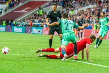 Moskova, Rusya - 21 Haziran 2017. Portekiz milli futbolu, 2017 FIFA Konfederasyon Kupası 'nda Rusya' ya karşı Portekiz maçında Rusya 'ya karşı orta saha oyuncusu Denis Glushakov' a karşı Cedric Soares.
