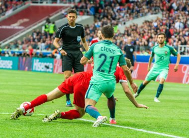 Moskova, Rusya - 21 Haziran 2017. Portekiz milli futbolu, 2017 FIFA Konfederasyon Kupası 'nda Rusya' ya karşı Portekiz maçında Rusya 'ya karşı orta saha oyuncusu Denis Glushakov' a karşı Cedric Soares.