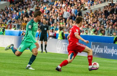 Moskova, Rusya - 21 Haziran 2017. Rusya Millî Futbol Takımı 'nın orta saha oyuncusu Aleksandr Golovin ve Portekiz' in orta saha oyuncusu Adrien Silva, 2017 FIFA Konfederasyon Kupası 'nda Rusya-Portekiz maçında.