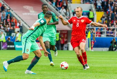 Moskova, Rusya - 21 Haziran 2017. Rusya milli futbol takımı orta saha oyuncusu Denis Glushakov, 2017 FIFA Konfederasyon Kupası karşılaşmasında Portekiz 'e karşı Pepe ve William Carvalho' ya karşı..