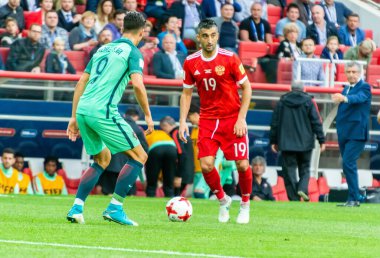 Moskova, Rusya - 21 Haziran 2017. Rusya milli futbolcusu Alexander Samedov, 2017 FIFA Konfederasyon Kupası 'nda Portekiz' e karşı oynadığı maçta Portekiz forveti Andre Silva 'ya karşı..