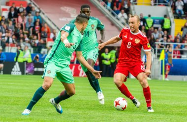 Moskova, Rusya - 21 Haziran 2017. Rusya milli futbol takımı orta saha oyuncusu Denis Glushakov, 2017 FIFA Konfederasyon Kupası karşılaşmasında Portekiz 'e karşı Pepe ve William Carvalho' ya karşı..