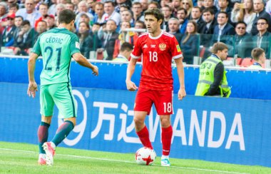 Moskova, Rusya - 21 Haziran 2017. Rusya milli futbol takımı orta saha oyuncusu Yury Zhirkov, Portekiz sağ bek Cedric Soares 'e karşı FIFA Konfederasyon Kupası 2017-Portekiz maçında.