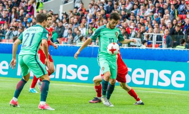 Moskova, Rusya - 21 Haziran 2017. Portekiz Millî Futbol Takımı oyuncuları Cedric Soares ve Bernardo Silva FIFA Konfederasyon Kupası 2017 maçında Rusya ile Portekiz karşı karşıya geldiler..