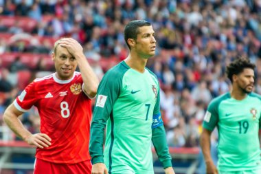 Moskova, Rusya - 21 Haziran 2017. Portekiz milli futbol takımı kaptanı Cristiano Ronaldo ve Rusya 'nın orta saha oyuncusu Denis Glushakov, FIFA Konfederasyon Kupası maçında Rusya ile Portekiz karşı karşıya geldiler..