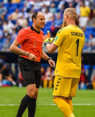 Samara, Rusya - 21 Haziran 2018. İspanyol hakem Antonio Mateu Lahoz, 2018 FIFA Dünya Kupası penaltı vuruşu öncesinde Danimarkalı kaleci Kasper Schmeichel ile Avustralya maçında konuştu.. 