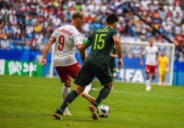 Samara, Rusya - 21 Haziran 2018. Danimarkalı forvet Nicolai Jorgensen, 2018 FIFA Dünya Kupası 'nda Avustralya karşısında Avustralyalı takım kaptanı Mile Jedinak' a karşı.. 