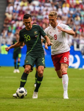 Samara, Rusya - 21 Haziran 2018. Danimarkalı forvet Nicolai Jorgensen, 2018 FIFA Dünya Kupası maçında Avustralyalı orta saha oyuncusu Trent Sainsbury 'ye karşı.. 