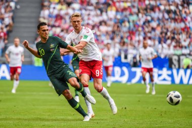 Samara, Rusya - 21 Haziran 2018. Danimarkalı forvet Nicolai Jorgensen, 2018 FIFA Dünya Kupası maçında Avustralyalı orta saha oyuncusu Trent Sainsbury 'ye karşı.. 