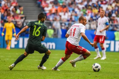 Samara, Rusya - 21 Haziran 2018. Avustralya Millî Futbol Takımı 'ndan Aziz Benich, 2018 FIFA Dünya Kupası' nda Danimarka - Avustralya maçında Danimarkalı kanat oyuncusu Martin Braithwaite 'e karşı..