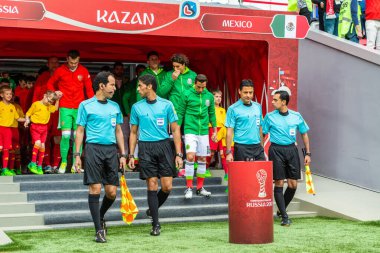 Kazan, Rusya - 24 Haziran 2017. Hakemler Fahad Al Mirdasi, Abdullah Alshalwai, Mohammed El Abakry ve Talal Alswailmyeen Meksika ve Rusya milli futbol takımlarını sahaya çıkarıyorlar..