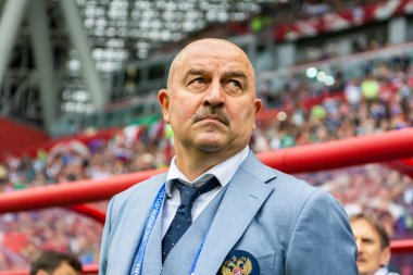 Kazan, Rusya - 24 Haziran 2017. Rusya milli futbol takımı teknik direktörü Stanislav Cherchesov FIFA Konfederasyon Kupası maçında Meksika Rusya 'ya karşı.