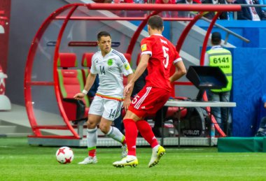 Kazan, Rusya - 24 Haziran 2017. Meksika Millî Futbol Takımı forveti Javier Hernandez, FIFA Konfederasyon Kupası maçında Rusya savunucusu Viktor Vasin 'e karşı..