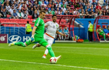 Kazan, Rusya - 24 Haziran 2017. Rusya Milli Futbol Takımı kalecisi Igor Akinfeev ve Meksika kanadı Carlos Vela FIFA Konfederasyon Kupası maçında Rusya 'ya karşı.