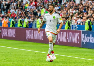 Kazan, Rusya - 24 Haziran 2017. Meksika milli futbol takımı kanadı Miguel Layun FIFA Konfederasyon Kupası maçında Meksika Rusya 'ya karşı.