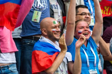 Kazan, Rusya - 24 Haziran 2017. Rus taraftarlar FIFA Konfederasyon Kupası maçında Meksika ve Rusya karşı karşıya.