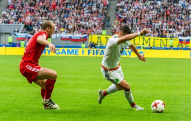 Kazan, Rusya - 24 Haziran 2017. Rusya Millî Futbol Takımı 'nın orta saha oyuncusu Denis Glushakov, FIFA Konfederasyon Kupası karşılaşmasında Meksika kanadı Hirving Lozano' ya karşı..