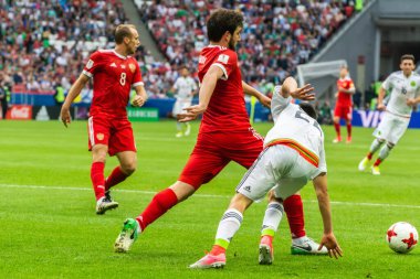 Kazan, Rusya - 24 Haziran 2017. Rusya milli futbol takımı defansı Georgi Dzhikiya, FIFA Konfederasyon Kupası maçında Meksika - Rusya maçında Meksika kanadı Hirving Lozano 'ya karşı..