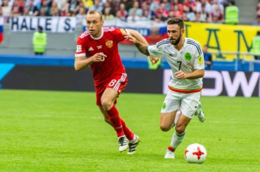 Kazan, Rusya - 24 Haziran 2017. Rusya milli futbol takımı orta saha oyuncusu Denis Glushakov ve Meksika kanadı Miguel Layun FIFA Konfederasyon Kupası maçında Rusya 'ya karşı.