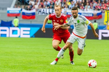 Kazan, Rusya - 24 Haziran 2017. Rusya milli futbol takımı orta saha oyuncusu Denis Glushakov ve Meksika kanadı Miguel Layun FIFA Konfederasyon Kupası maçında Rusya 'ya karşı.