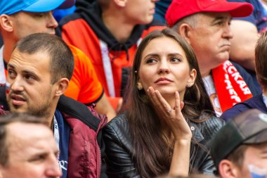 Kazan, Rusya - 24 Haziran 2017. Güzel Rus bayan taraftarı FIFA Konfederasyon Kupası 'nda Meksika-Rusya maçında..