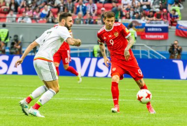 Kazan, Rusya - 24 Haziran 2017. Rusya Millî Futbol Takımı forveti Fedor Smolov ve Meksika kanadı Miguel Layun FIFA Konfederasyon Kupası 2017-Rusya maçı sırasında.