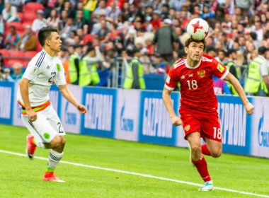 Kazan, Rusya - 24 Haziran 2017. Rusya milli futbol takımı orta saha oyuncusu Yury Zhirkov ve Meksika kanadı Hirving Lozano FIFA Konfederasyon Kupası maçında Rusya 'ya karşı.