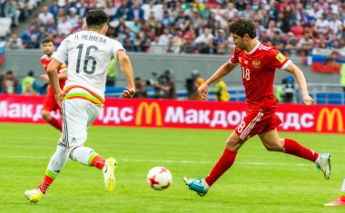 Kazan, Rusya - 24 Haziran 2017. Rusya milli futbol takımı orta saha oyuncusu Yury Zhirkov, Meksika orta saha oyuncusu Hector Herrera 'ya karşı FIFA Konfederasyonlar Kupası maçında.