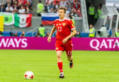 Kazan, Rusya - 24 Haziran 2017. Rusya Millî Futbol Takımı 'nın orta saha oyuncusu Aleksandr Golovin, FIFA Konfederasyon Kupası 2017-Rusya maçı sırasında.