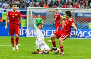 Kazan, Rusya - 24 Haziran 2017. Rusya Millî Futbol Takımı 'nın orta saha oyuncusu Aleksandr Golovin, 2017 FIFA Konfederasyon Kupası' nda Meksika-Rusya maçında Meksika orta saha oyuncusu Jonathan Dos Santos 'a karşı..