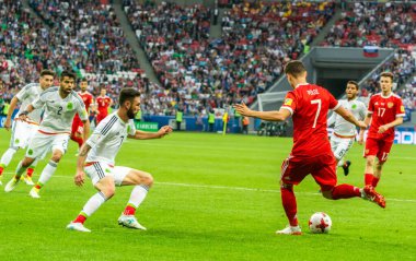Kazan, Rusya - 24 Haziran 2017. Rusya Millî Futbol Takımı forveti Dmitry Poloz, 2017 FIFA Konfederasyon Kupası 'nda Meksika-Rusya maçında Meksikalı futbolcular Miguel Layun ve Nestor Araujo' ya karşı..