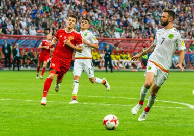 Kazan, Rusya - 24 Haziran 2017. 2017 FIFA Konfederasyon Kupası 'nda Nestor Araujo, Dmitry Poloz, Luis Reyes ve Miguel Layun' a karşı Meksika-Rusya maçı yapıldı..