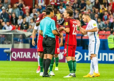 Kazan, Rusya - 28 Haziran 2017. İranlı hakem Alireza Faghani ve Portekiz sağ bek Cedric Soares FIFA Konfederasyon Kupası 2017 yarı final maçı sırasında Şili 'ye karşı. 