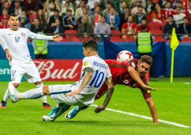 Kazan, Rusya - 28 Haziran 2017. Portekizli forvet Andre Silva ile Şili orta saha oyuncusu Pablo Hernandez arasında FIFA Konfederasyon Kupası 2017 yarı final Şili - Portekiz.