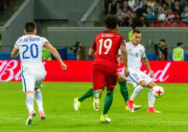 Kazan, Rusya - 28 Haziran 2017. Oyuncular Charles Aranguiz, Eliseu ve Eduardo Vargas FIFA Konfederasyon Kupası 2017 yarı final Şili maçında.