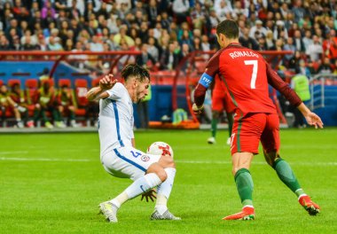 Kazan, Rusya - 28 Haziran 2017. Portekiz Millî Futbol Takımı kaptanı Cristiano Ronaldo, Şili 'nin orta saha oyuncusu Mauricio Isla' ya karşı FIFA Konfederasyon Kupası yarı final maçı sırasında Şili 'ye karşı.