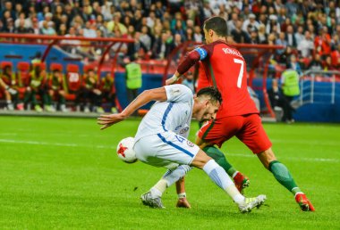 Kazan, Rusya - 28 Haziran 2017. Portekiz Millî Futbol Takımı kaptanı Cristiano Ronaldo, Şili 'nin orta saha oyuncusu Mauricio Isla' ya karşı FIFA Konfederasyon Kupası yarı final maçı sırasında Şili 'ye karşı.