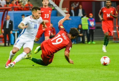 Kazan, Rusya - 28 Haziran 2017. Şili Millî Futbol Takımı forveti Eduardo Vargas, 2017 FIFA Konfederasyon Kupası 'nda Portekiz kanadı Eliseu' ya karşı Şili 'ye karşı oynadığı yarı final maçında.